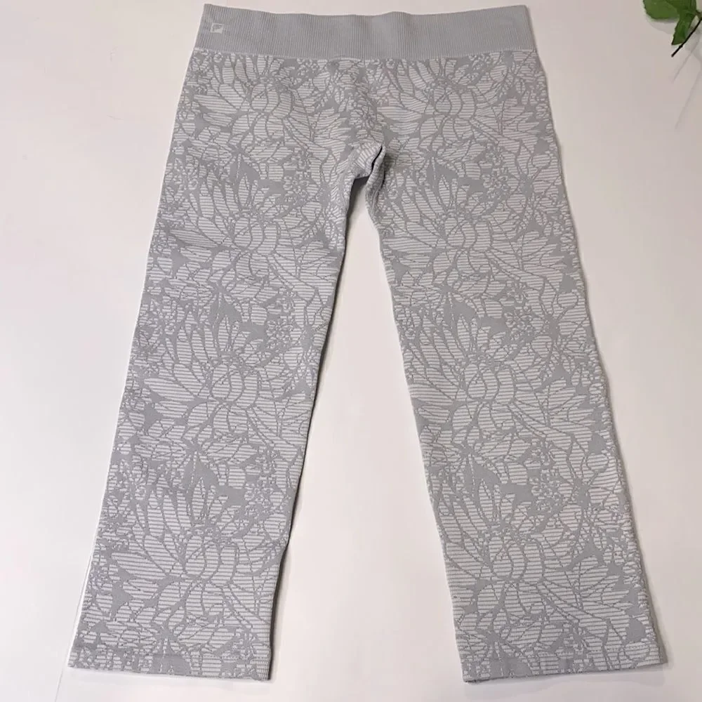 Fabletics Sebastian Seamless‎ Cropped Tight White/Gray Floral Size Small Capri